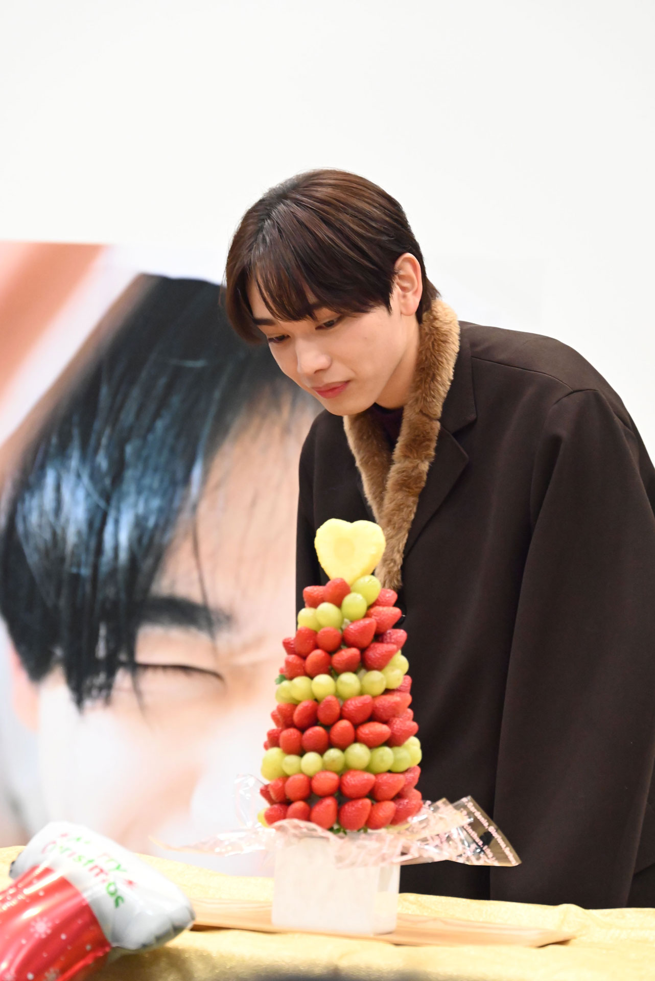 “いちごタワー”を眺める宮世琉弥