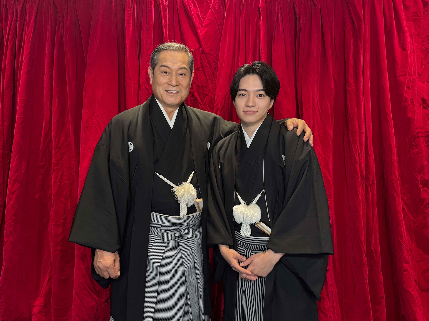 左から松平健、西畑大吾