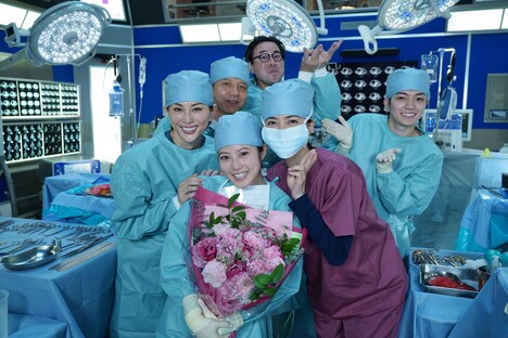 左から時計回りに米倉涼子、勝村政信、鈴木浩介、西畑大吾、内田有紀、今田美桜