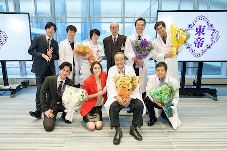 前列左から馬場徹、米倉涼子、西田敏行、勝村政信。後列左から田中圭、染谷将太、西畑大吾、岸部一徳、遠藤憲一、鈴木浩介