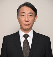 ドラマ「秘密～THE TOP SECRET～」で警察庁長官を演じる利重剛