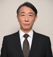 ドラマ「秘密～THE TOP SECRET～」で警察庁長官を演じる利重剛