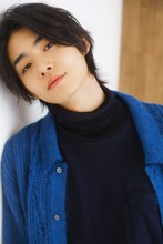 「井内悠陽カレンダー2025.04‐2026.03」より