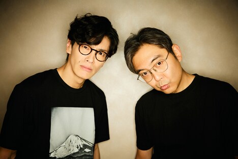 フォトエッセイ「では、後ほど」より、玉置玲央（左）と向井秀徳（右）