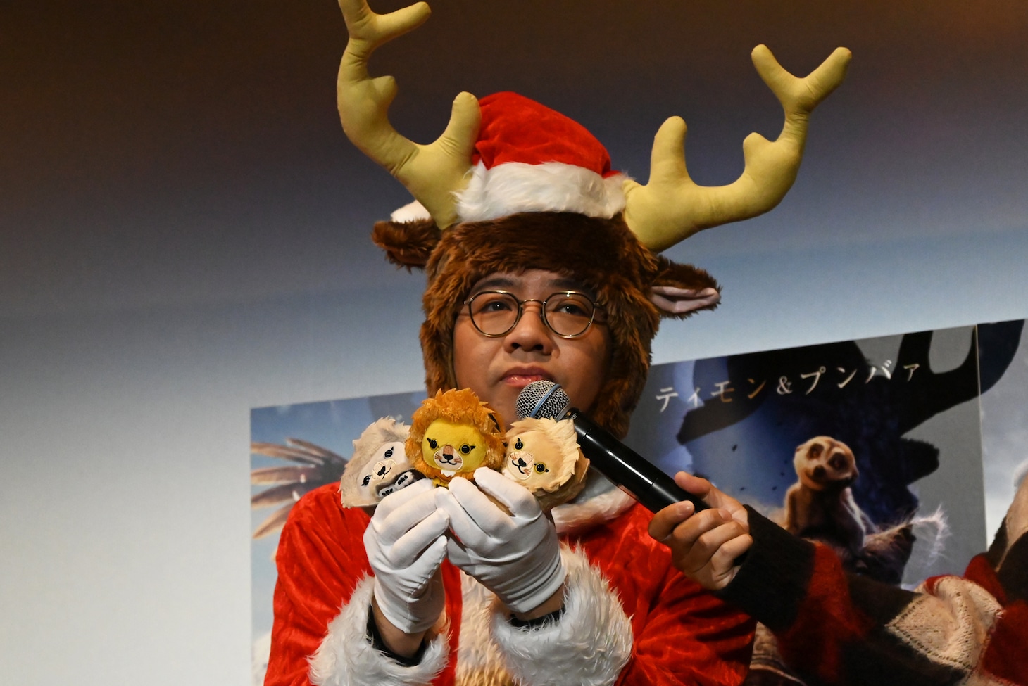 ムファサ、タカ、キロスのぬいぐるみを手にする昴生