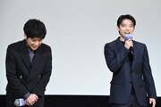 登壇してすぐ「メリークリスマス！」と挨拶した櫻井海音（右）と、櫻井の発言に思わず笑う二宮和也（左）