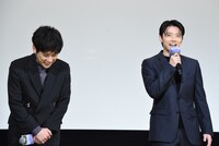 登壇してすぐ「メリークリスマス！」と挨拶した櫻井海音（右）と、櫻井の発言に思わず笑う二宮和也（左）