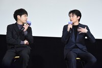 二宮和也（左）に、自分がいかに二宮の大ファンであるかを伝える櫻井海音（右）