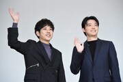 ムービーカメラに向かって小さめに手を振る櫻井海音（右）と、大きく動く二宮和也（左）