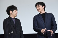 フォトセッションが終わり、2人だけでトークを楽しむ櫻井海音（右）と二宮和也（左）