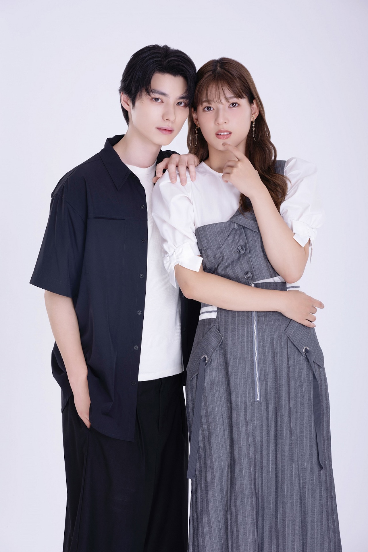 左から坂口慧役の本田響矢、片桐美玲役の石井杏奈