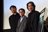 左から高崎卓馬、柳井康治、役所広司