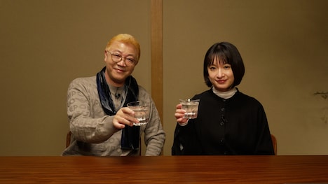 「あてなよる」能登編より、門脇麦（右）と辻口博啓（左）