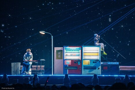 「劇場版 YOASOBI 5th ANNIVERSARY DOME LIVE 2024 “超現実”」場面写真