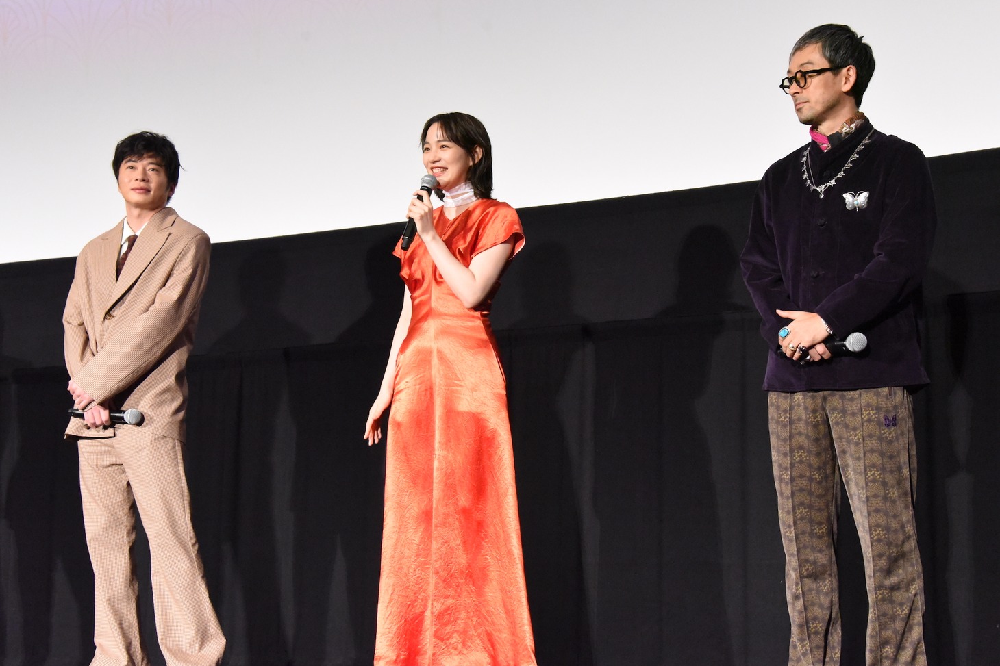 左から田中圭、のん、滝藤賢一