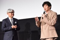 左から堤幸彦、田中圭