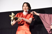 “文豪コール”を披露するのん