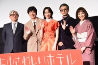 左から堤幸彦、田中圭、のん、滝藤賢一、若村麻由美