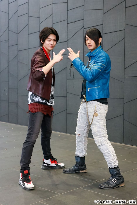 左からブンレッド / 範道大也役の井内悠陽、ゴーカイブルー / ジョー・ギブケン役の山田裕貴