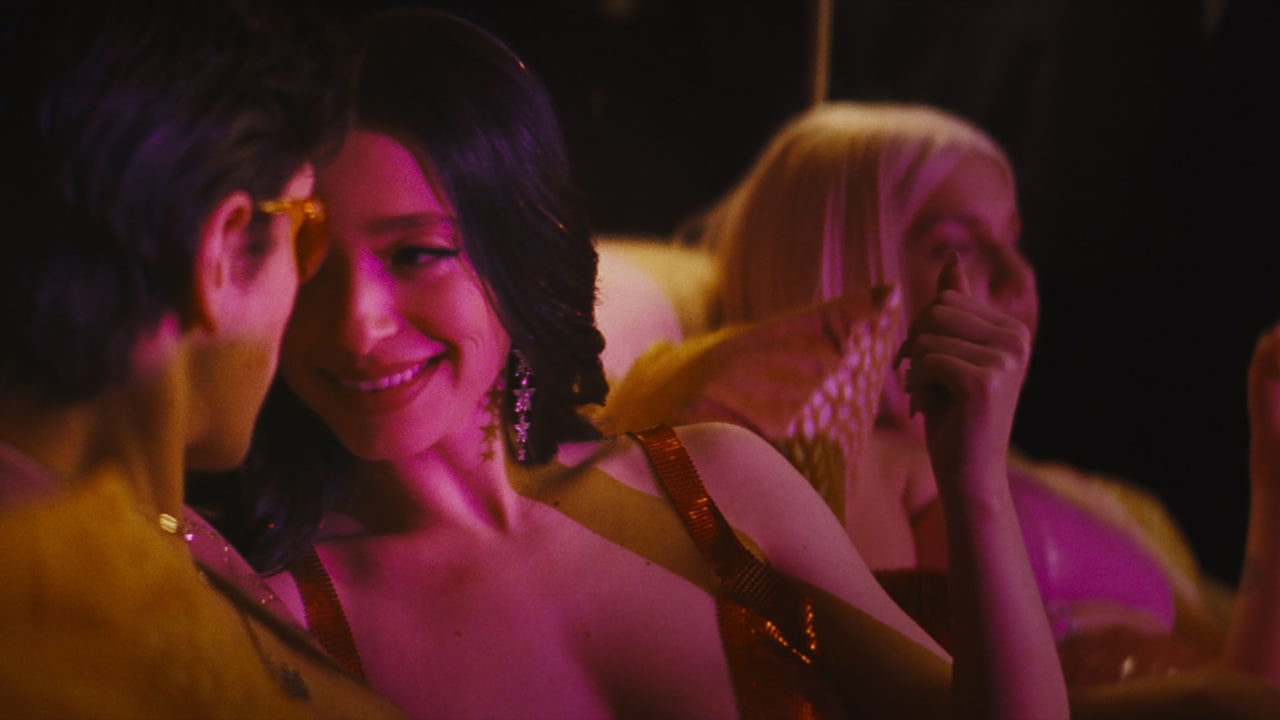 映画「ANORA アノーラ」NYの年越しはお祭り騒ぎ、大富豪の息子が「今夜空いてる？」