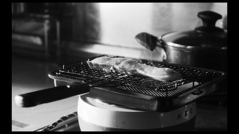 映画「敵」より、焼き鮭