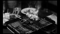 映画「敵」より、焼き鳥