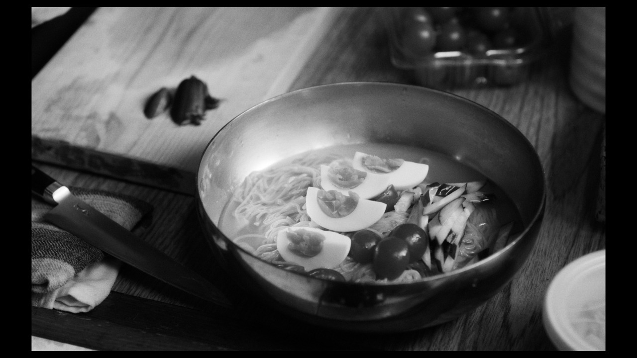 映画「敵」より、冷麺