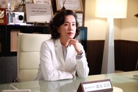 「となりのナースエイドSP 2025」より、渡辺真起子演じる碓氷百合