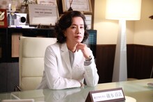 「となりのナースエイドSP 2025」より、渡辺真起子演じる碓氷百合