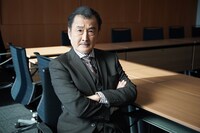 「となりのナースエイドSP 2025」より、吉田鋼太郎演じる大須賀学
