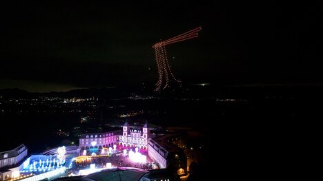 「劇映画 孤独のグルメ」ドローンショーの様子