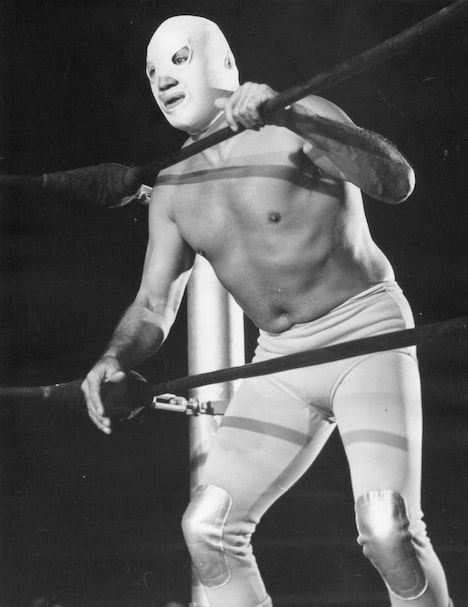 「エル・サント対吸血鬼女」場面写真 ©Claro video