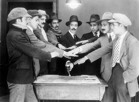 「灰色の自動車」場面写真