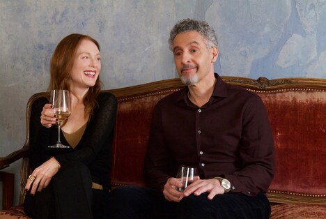 「ザ・ルーム・ネクスト・ドア」より、ジュリアン・ムーア演じるイングリッド（左）と、ジョン・タートゥーロ演じるダミアン（右）