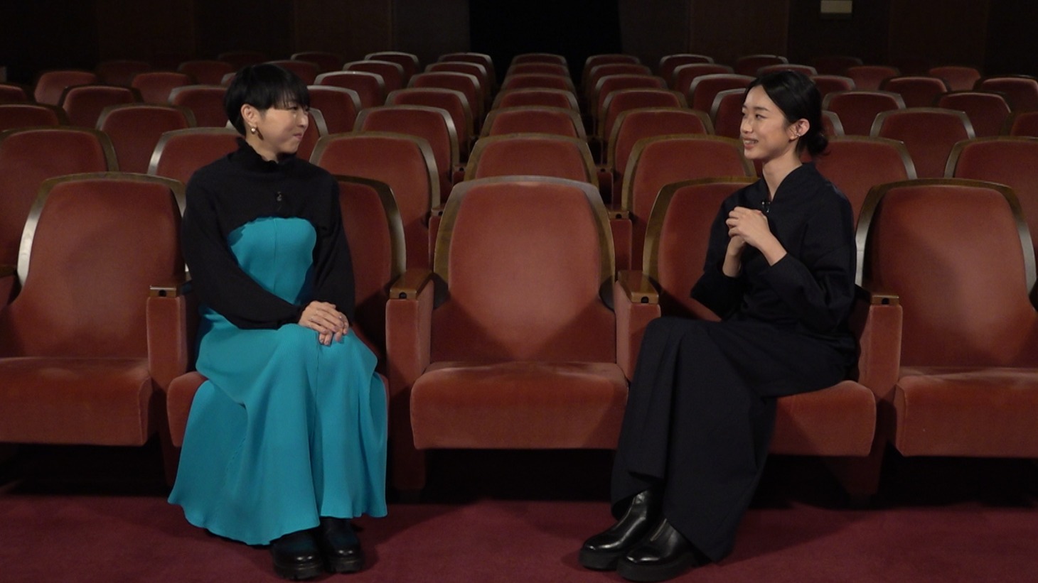 「スイッチインタビュー」より、MIKIKO（左）、河合優実（右）。（写真提供：NHK）