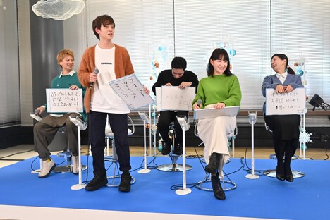 「ホンノウスイッチ」制作発表記者会見より、出席者が「ホンノウで答えて！きゅん1グランプリ」に挑む様子。