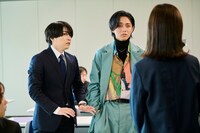 ドラマ「御曹司に恋はムズすぎる」より、西畑大吾演じる草壁友也（左）と永瀬廉演じる天堂昴（右）