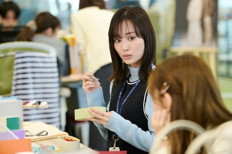 ドラマ「御曹司に恋はムズすぎる」より、山下美月演じる花倉まどか