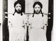 「こまどり姉妹がやって来る ヤァ！ヤァ！ヤァ！」場面写真 (c)ALTAMIRA PICTURES, INC.