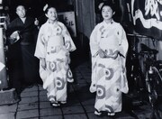 「こまどり姉妹がやって来る ヤァ！ヤァ！ヤァ！」場面写真 (c)ALTAMIRA PICTURES, INC.