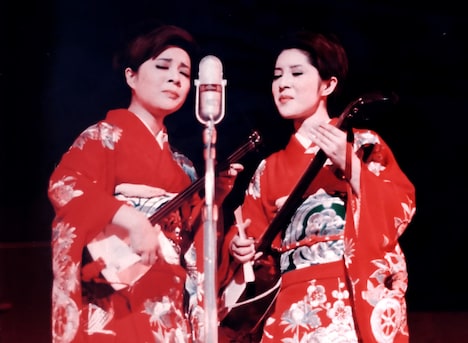 「こまどり姉妹がやって来る ヤァ！ヤァ！ヤァ！」場面写真 (c)ALTAMIRA PICTURES, INC.