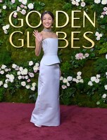 第82回ゴールデングローブ賞の授賞式に出席したアンナ・サワイ（写真提供：JIM RUYMEN / UPI / Newscom / ゼータ イメージ）