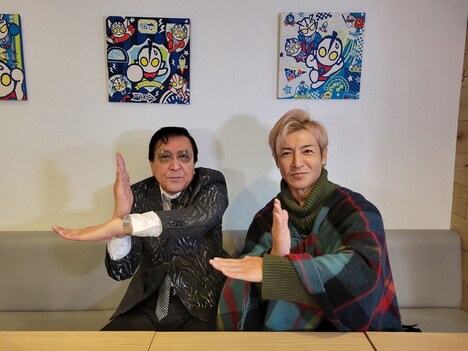 「船越英一郎の昭和再生ファクトリー」より、ウルトラマンスーツアクターの古谷敏（左）