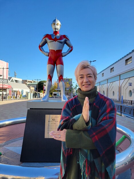 「船越英一郎の昭和再生ファクトリー」より、つるの剛士（手前）とウルトラマン像（奥）