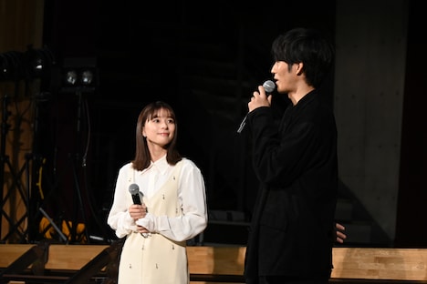 左から芳根京子、松坂桃李