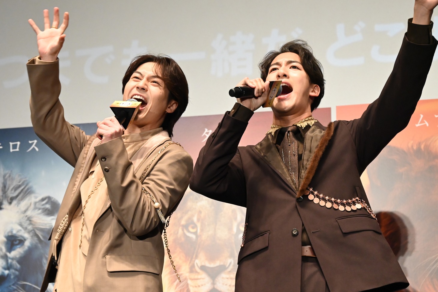 「ブラザー/君みたいな兄弟」を歌唱する尾上右近（左）と松田元太（右）