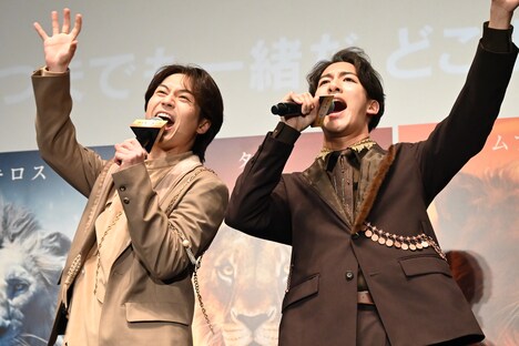 「ブラザー/君みたいな兄弟」を歌唱する尾上右近（左）と松田元太（右）