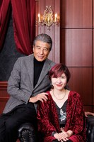 「舘ひろし シネマラウンジ」に出演する舘ひろし（奥）と伊藤さとり（手前）