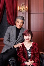 「舘ひろし シネマラウンジ」に出演する舘ひろし（奥）と伊藤さとり（手前）