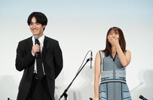 左から赤楚衛二、上白石萌歌